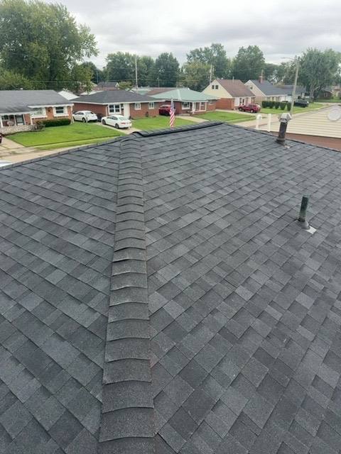 Finished shingle roof on a brick ranch home in Piqua, OH
